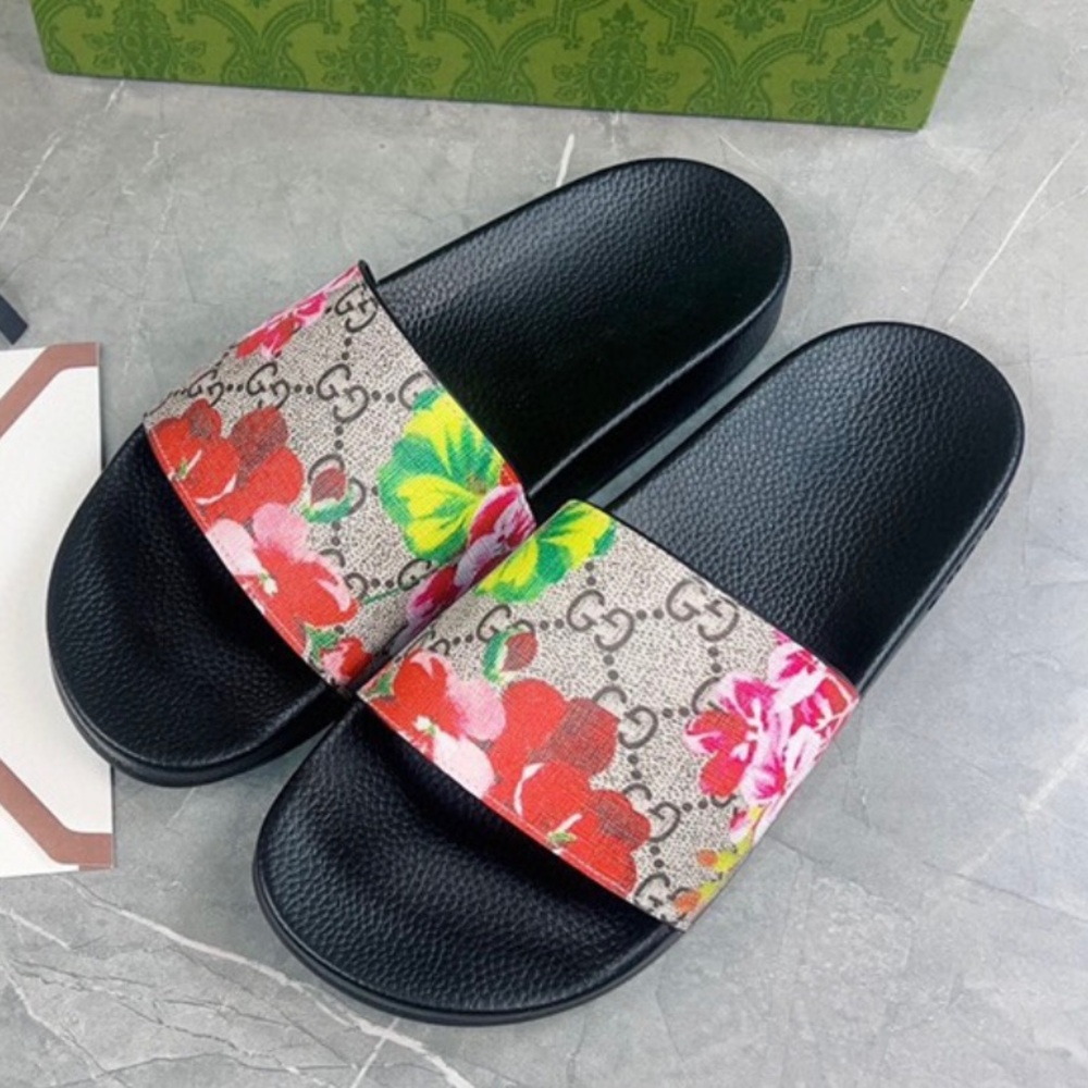 Gucci Black and Red Sandals with Signature Style